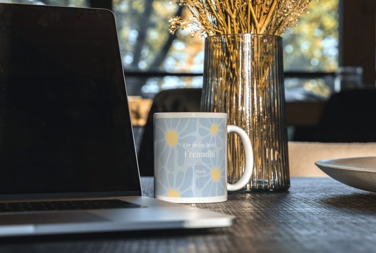 Personalisierte Tasse mit Namen am Arbeitsplatz als Weihnachtsgeschenk für Mitarbeiter