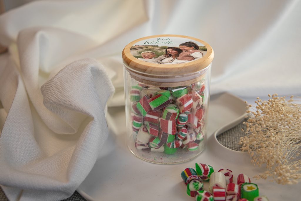 Bonbonglas mit rot-grün-weißen Bonbons und personalisiertem Foto auf dem Holzdeckel