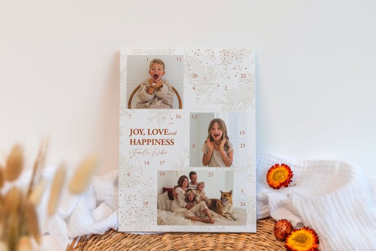 Foto-Adventskalender mit drei Familienfotos und Schriftzug „Joy, Love and Happiness“