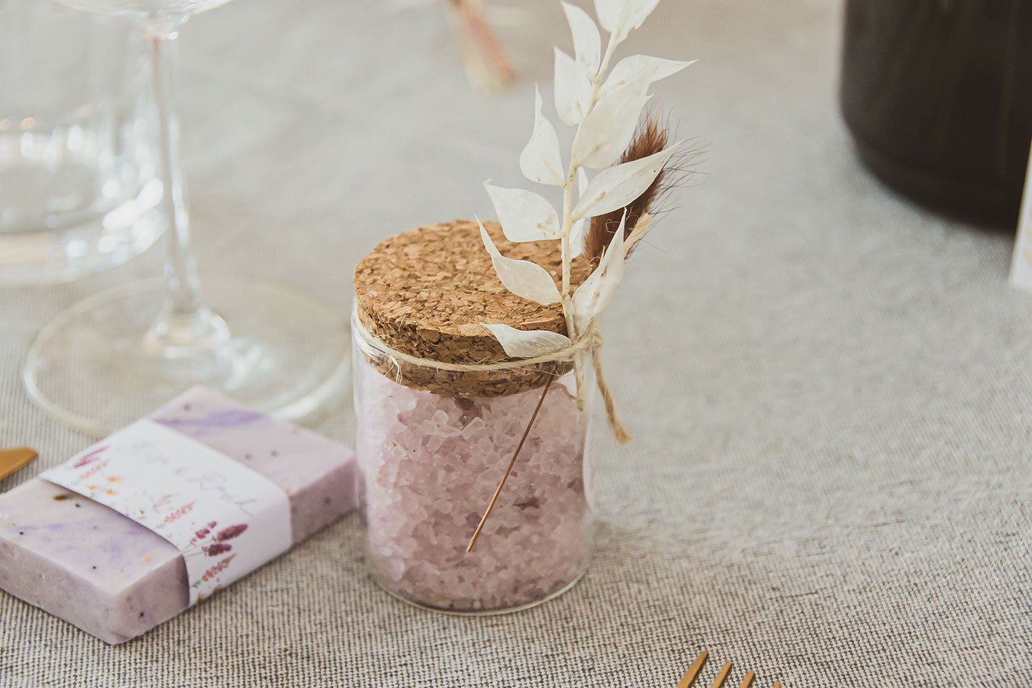 Trockenblumen als Accessoire für Hochzeit-Gastgeschenke