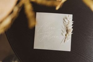Trockenblumen als Accessoire für Hochzeit-Papeterie