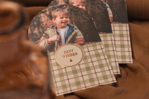 Außergewöhnliche Weihnachtskarten in Bogenform mit Kinderfoto, Karomuster und goldenem Best-Wishes-Siegel