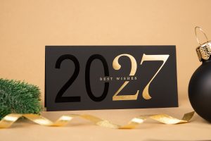 Schwarze geschäftliche Neujahrskarte mit Jahreszahl 2027 in Goldfolie